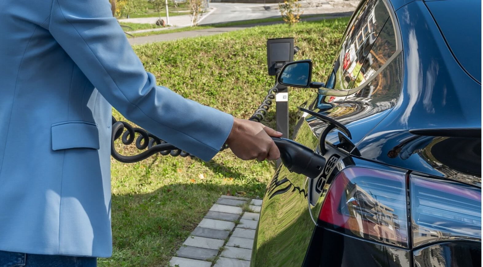 Saiba a diferença entre carregador monofásico e trifásico: potências, requisitos de instalação, compatibilidade com o veículo e em que situações cada opção faz mais sentido.