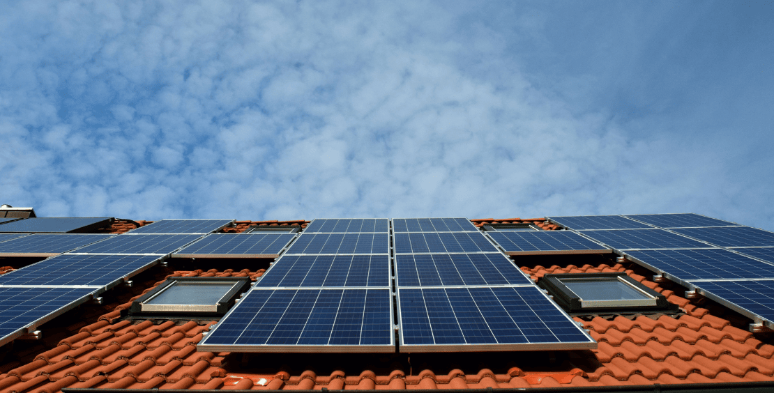 Descubra como integrar energias renováveis, como painéis solares, no carregamento de veículos elétricos. Conheça as vantagens, tecnologias e soluções inteligentes para uma mobilidade mais sustentável com os carregadores da TEV.