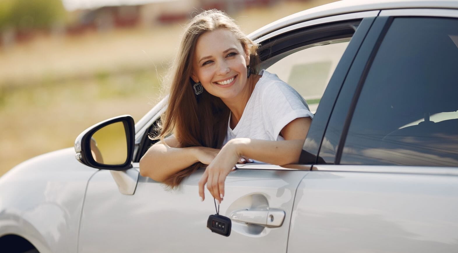 Saiba qual o impacto do carro elétrico no orçamento familiar: custo de carregamento em casa, comparação com combustão, papel do wallbox e formas de otimizar a despesa com tarifa bi-horária e carregamento inteligente.
